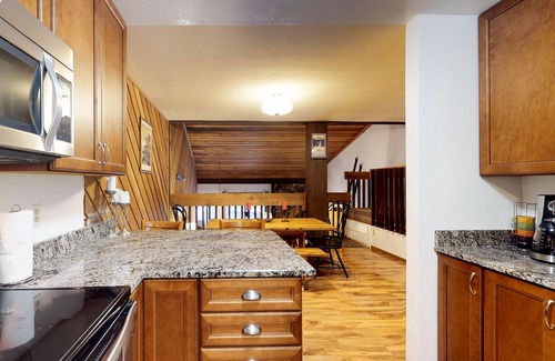 Lakeshore Condominio | Condo de todas las temporadas en w / deck - a pie de la piscina compartida / jacuzzi y Huntington Lake.