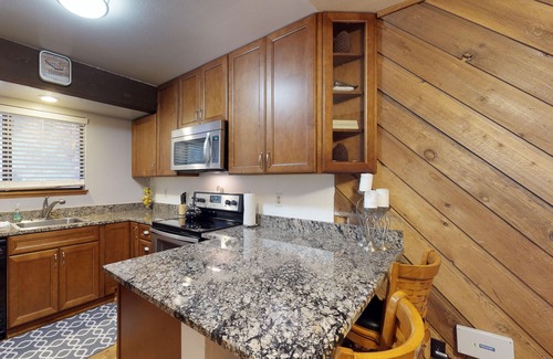 Lakeshore Condominio | Condo de todas las temporadas en w / deck - a pie de la piscina compartida / jacuzzi y Huntington Lake.