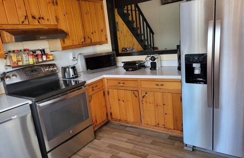 Henryville Casa | All Seasons Getaway.