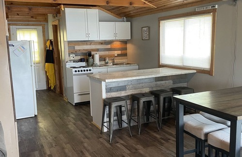 Harrison Cabina | All sport lakefront cottage on Sutherland Lake.