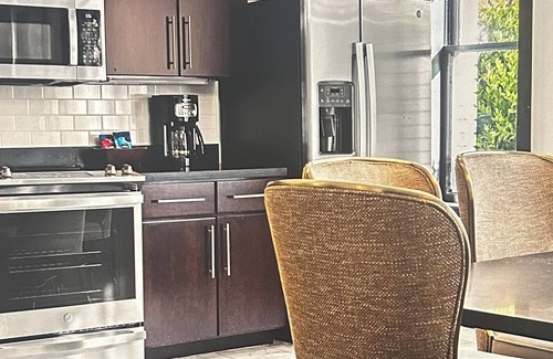 Lower Nob Hill Apartamento | All-star weekend 3-bedroom Presidential Suite with AC, WiFi, and Fitness Room