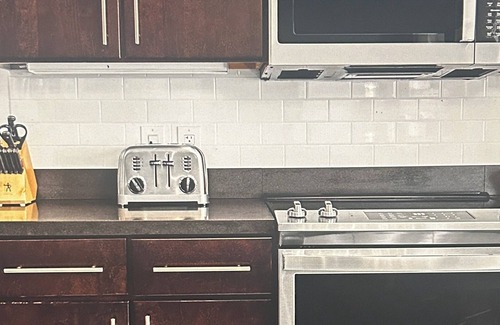 Lower Nob Hill Apartamento | All-star weekend 3-bedroom Presidential Suite with AC, WiFi, and Fitness Room