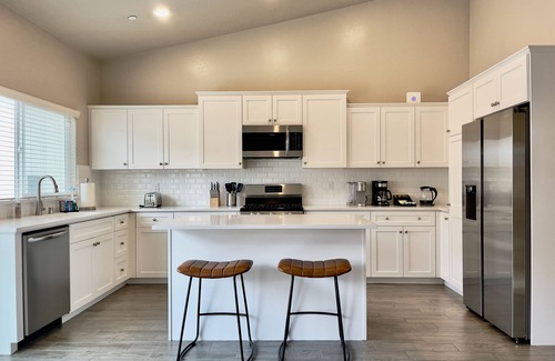 Raisin Casa | All The Comforts Of Home - Safe & Quiet Neighborhood - 2 Car Garage