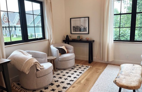 Hendersonville Cama Y Desayuno | Allora Plum Blossom King - Downtown Hendersonville Bed + Breakfast