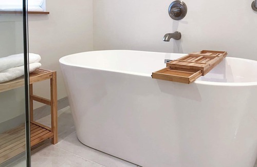 Hendersonville Cama Y Desayuno | Allora Plum Blossom King - Downtown Hendersonville Bed + Breakfast