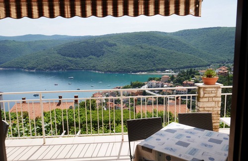 Rabac Apartamento | Apartamentos Alma con balcón y vista al mar.