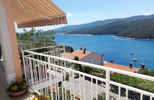Rabac Apartamento | Apartamentos Alma con balcón y vista al mar.