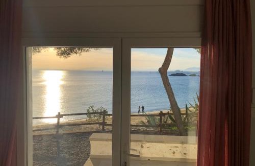 Almadraba-Canyelles Villa | Almadrava Beach House by Veuràs el Mar