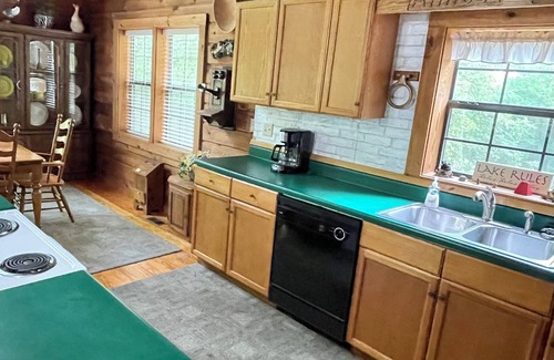 Drasco Cabina | “Almost Heaven” a beautiful log cabin located in a lake and golfing resort!