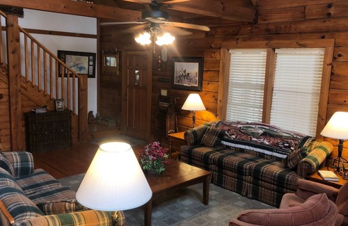 Drasco Chalet De Esquí | ¡Casi el cielo es una verdadera cabaña de troncos "Honest Abe" en Tannenbaum Resort!