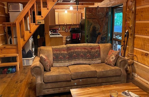 Bean Station Cabina | Almost Heaven. beautiful, private, quiet, log cabin nestled in the mountains.