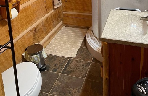 Bean Station Cabina | Almost Heaven. beautiful, private, quiet, log cabin nestled in the mountains.