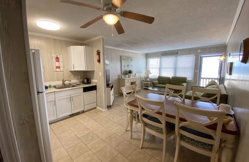 Surfside Beach Condominio | Almost Heaven Oceanfront B: frente al mar, dedos de los pies en la arena, 2 habitaciones, 2 baños, WIFI gratis