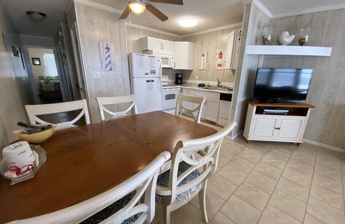 Surfside Beach Condominio | Almost Heaven Oceanfront B: frente al mar, dedos de los pies en la arena, 2 habitaciones, 2 baños, WIFI gratis