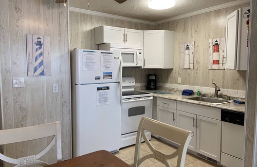Surfside Beach Condominio | Almost Heaven Oceanfront B: frente al mar, dedos de los pies en la arena, 2 habitaciones, 2 baños, WIFI gratis