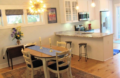 Morehead City Casa | ALMOST NEW cottage in quaint historic downtown Morehead City. Built in 2020.
