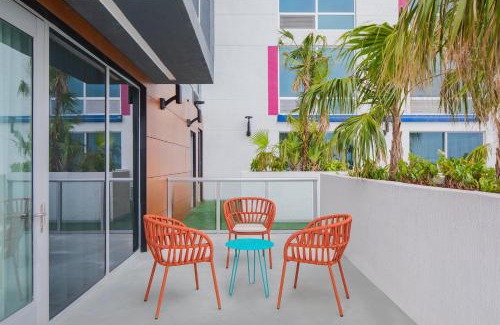 Poinciana Park Hotel | Aloft Fort Lauderdale Airport & Cruise Port