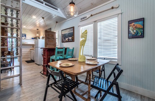 Old Town Cabaña | Aloha Cottage - walk to shops food beach