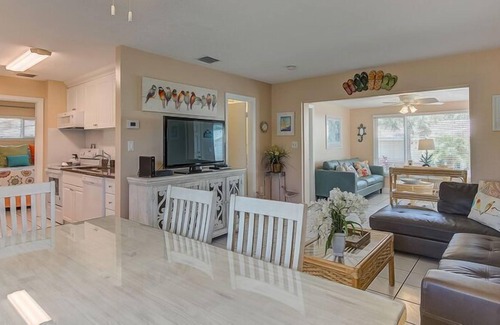 Aloha Kai Condominio | Aloha Kai - Unit 1 close to pool Premium unit!