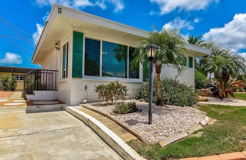 Aloha Kai Condominio | Aloha Kai - Unit 1 close to pool Premium unit!