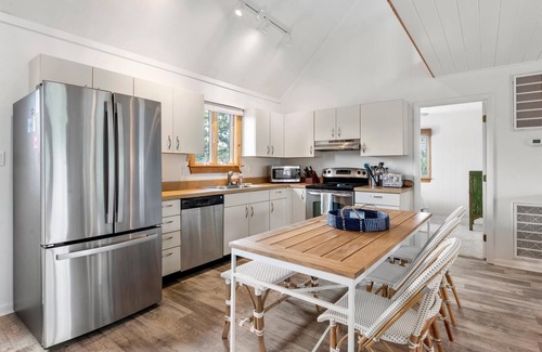 Southern Shores Casa | Aloha on the Atlantic: Hot Tub, 3min Walk to Beach