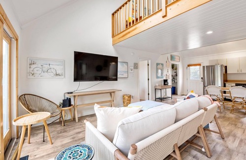 Southern Shores Casa | Aloha on the Atlantic: Hot Tub, 3min Walk to Beach