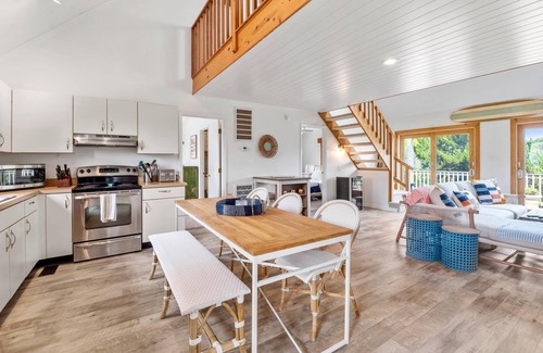 Southern Shores Casa | Aloha on the Atlantic: Hot Tub, 3min Walk to Beach