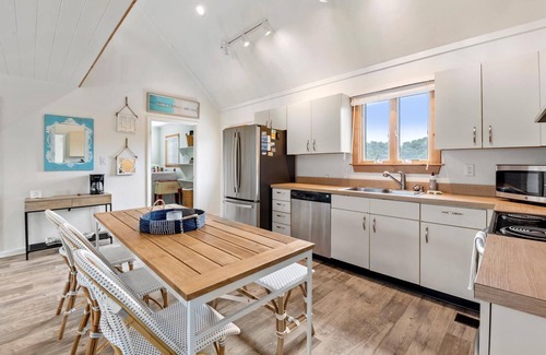 Southern Shores Casa | Aloha on the Atlantic: Hot Tub, 3min Walk to Beach