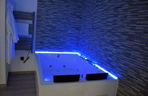 Benalup-Casas Vieja Apartamento | Alojamientos Lola, Suite con jacuzzi