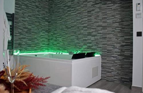 Benalup-Casas Vieja Apartamento | Alojamientos Lola, Suite con jacuzzi