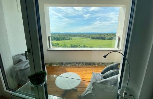 Thalkirchen Casa | ALPEN-PANORAMA SUITE - Einzigartige Privatsuite hoch über München, 12tes OG, Alpenblick, Loggia, Whirlpool, 15 Minuten zum Zentrum, Ruhe und Erholung in der Stadt München für privat und geschäftlich Reisende