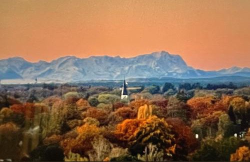 Thalkirchen Casa | ALPEN-PANORAMA SUITE - Einzigartige Privatsuite hoch über München, 12tes OG, Alpenblick, Loggia, Whirlpool, 15 Minuten zum Zentrum, Ruhe und Erholung in der Stadt München für privat und geschäftlich Reisende