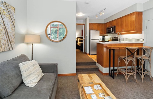 Village North Condominio | Alpenglow Lodge Cozy Studio with Den by MVA