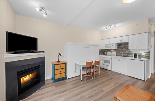 Village North Condominio | Alpenglow Lodge Studio Suite with park view by MVA
