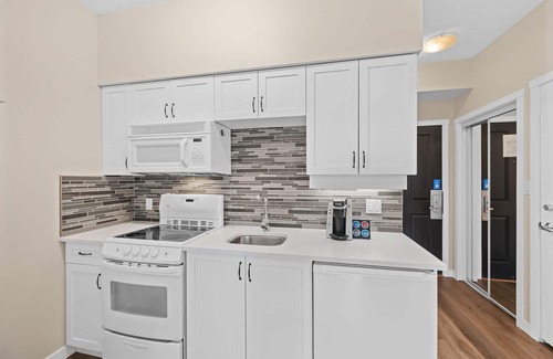 Village North Condominio | Alpenglow Lodge Studio Suite with park view by MVA