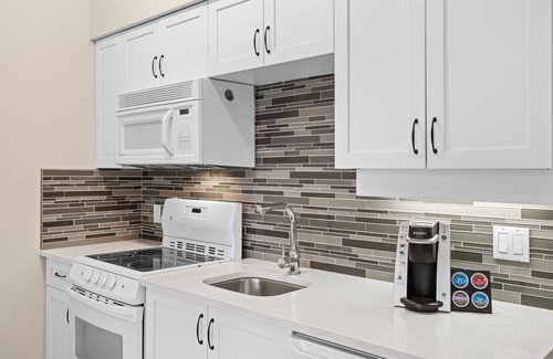 Village North Condominio | Alpenglow Lodge Studio Suite with park view by MVA