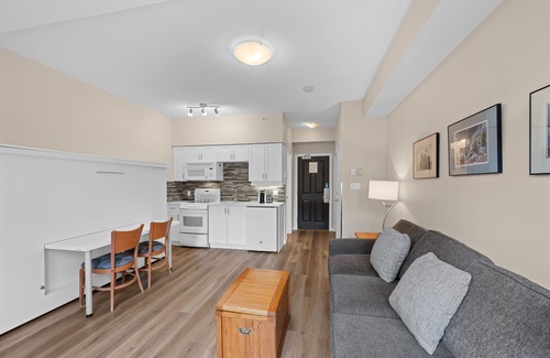 Village North Condominio | Alpenglow Lodge Studio Suite with park view by MVA