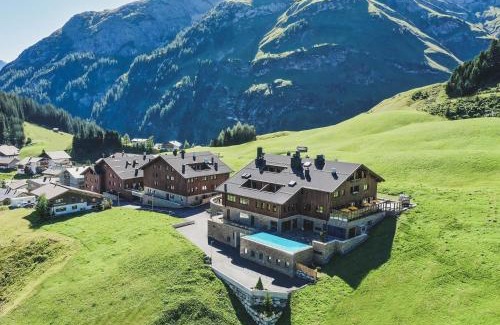 Warth Hotel | AlpenParks Hotel & Apartment Arlberg Warth mit Pool