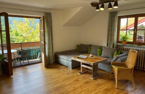 Bad Oberdorf Apartamento | Alpenstyle Ferienwohnung mit Südbalkon in Geisteier's Hüs