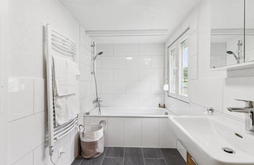 Luchsingen Apartamento | Alpenzauber Chalet 1 - 6 Personen I Bergblick, Nahe Braunwald - Badewanne, nahe Bahnhof und Parkplatz