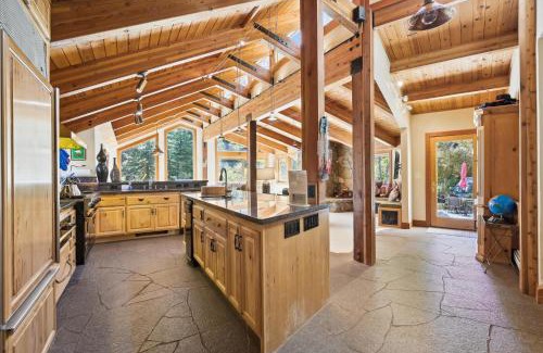 Alpine Meadows Casa | Alpine Adventure- Shuttle to Ski Lifts- Hot Tub- Pet Friendly