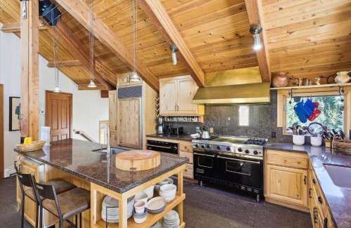 Alpine Meadows Casa | Alpine Adventure- Shuttle to Ski Lifts- Hot Tub- Pet Friendly