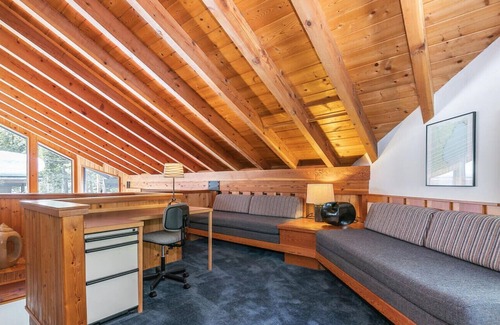 Alpine Meadows Cabina | Alpine Bliss- Stylish, Dog Friendly, Plus Seasonal Ski Shuttle