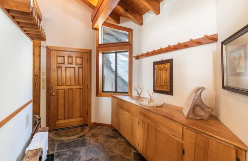 Alpine Meadows Cabina | Alpine Bliss- Stylish, Dog Friendly, Plus Seasonal Ski Shuttle