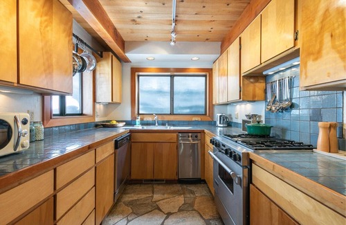 Alpine Meadows Cabina | Alpine Bliss- Stylish, Dog Friendly, Plus Seasonal Ski Shuttle