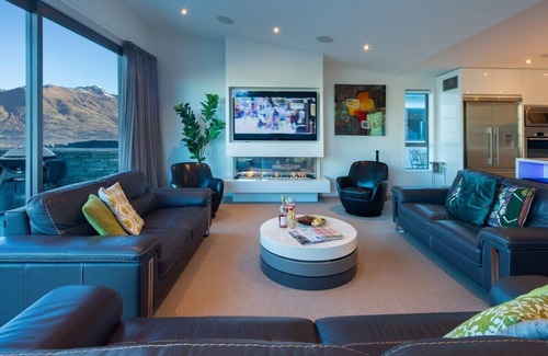 Queenstown Villa | Alpine Edge – Hot Tub, Fireplace, Remarkables View