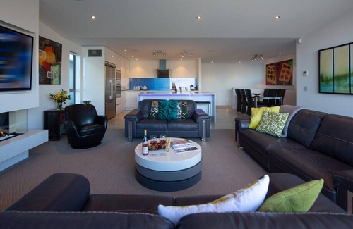 Queenstown Villa | Alpine Edge – Hot Tub, Fireplace, Remarkables View