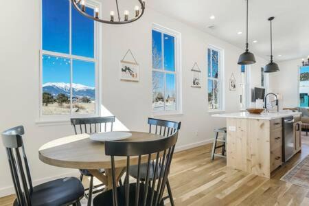 Buena Vista Casa | Alpine Estate 3 Kitchens & Mountain Views