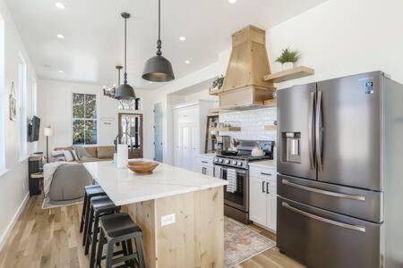 Buena Vista Casa | Alpine Estate 3 Kitchens & Mountain Views
