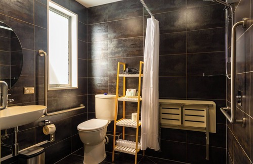 Upper Riccarton Hotel | Alpine Hotel